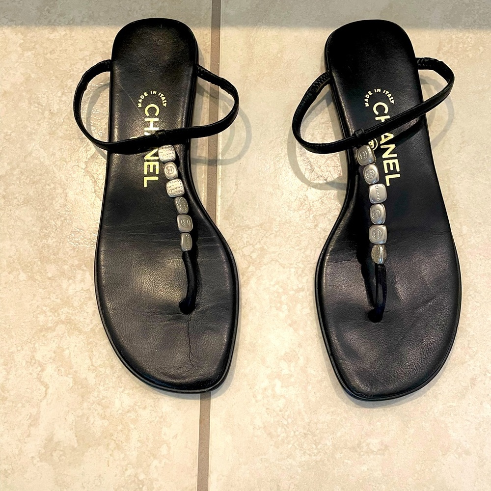 Authentic Chanel, silver detail, thong slide in black leather.